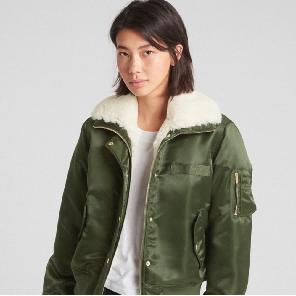 GAP Size X-Large Aviator Bomber Jacket Olive
Green with faux fur